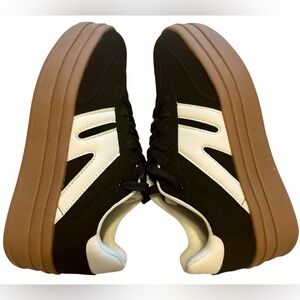 La Sheehan Stylish Platform Black and White Sneakers